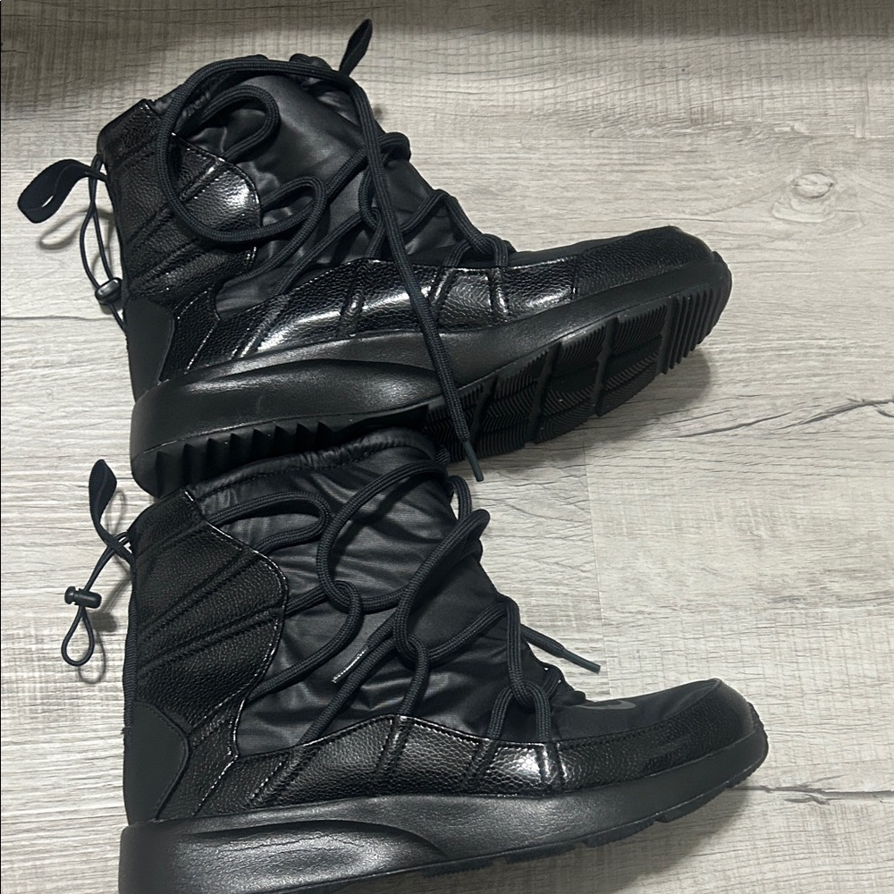 Nike Women's Tanjun High Rise High Top boot